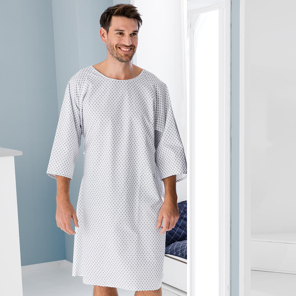 Model im Patientenhemd.